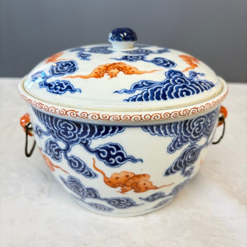 洪福齊天 | A pair of Chinese blue, white and iron-red 'Hong Fu Qi Tian 洪福齊天' warming bowls and covers - 图27
