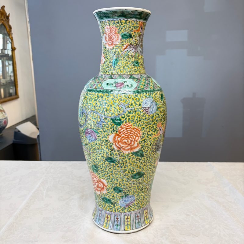A pair of Chinese famille verte 'Phoenixes among Peonies' vases - 图12