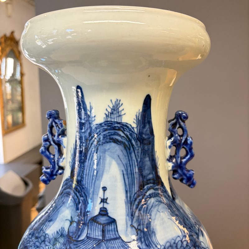 A Chinese blue and white 'Riverscape' vase and a famille rose 'Rooster' vase - 图9