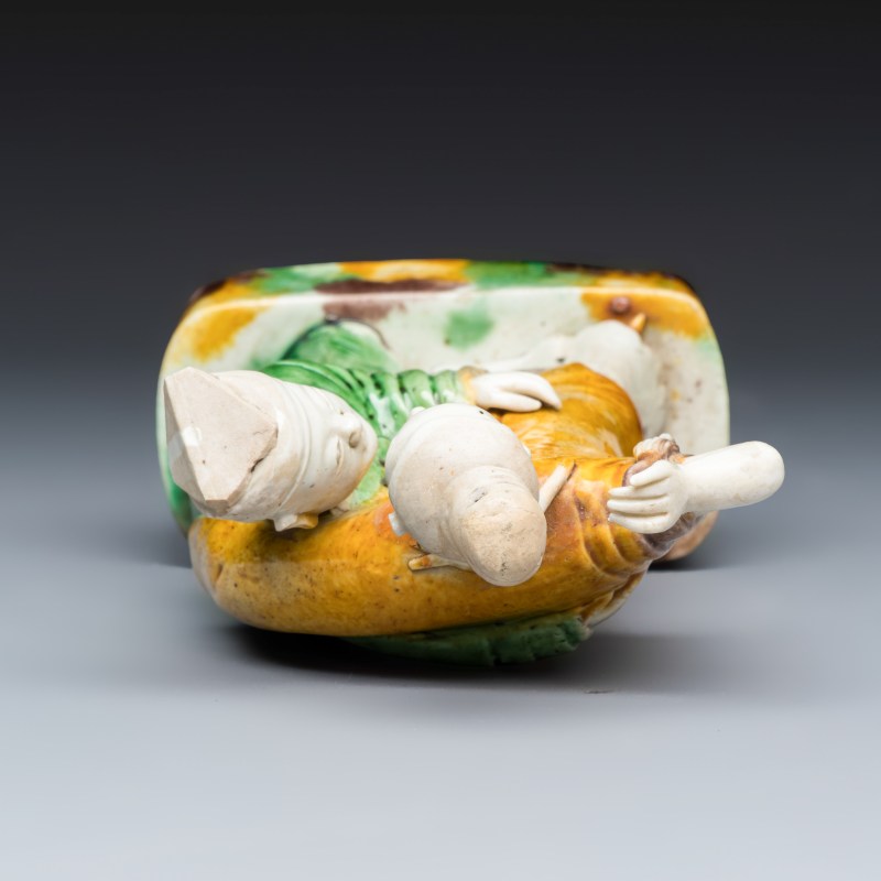 A Chinese famille verte sancai biscuit group of a man embracing a lady - 图6
