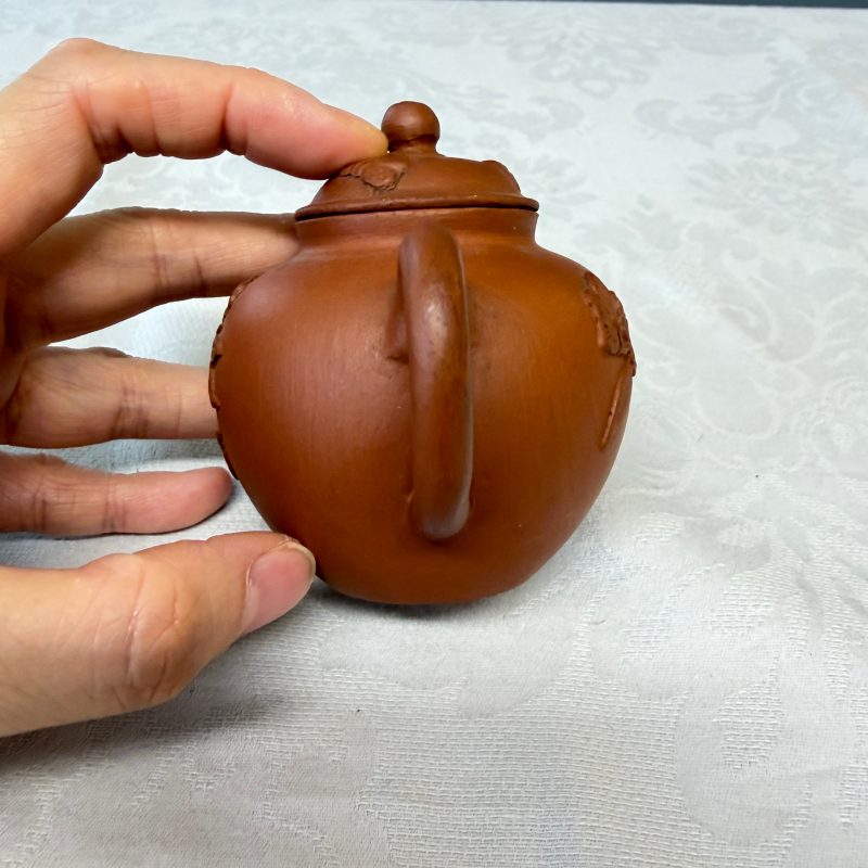 A Chinese Yixing stoneware teapot and cover with floral relief design - 图10