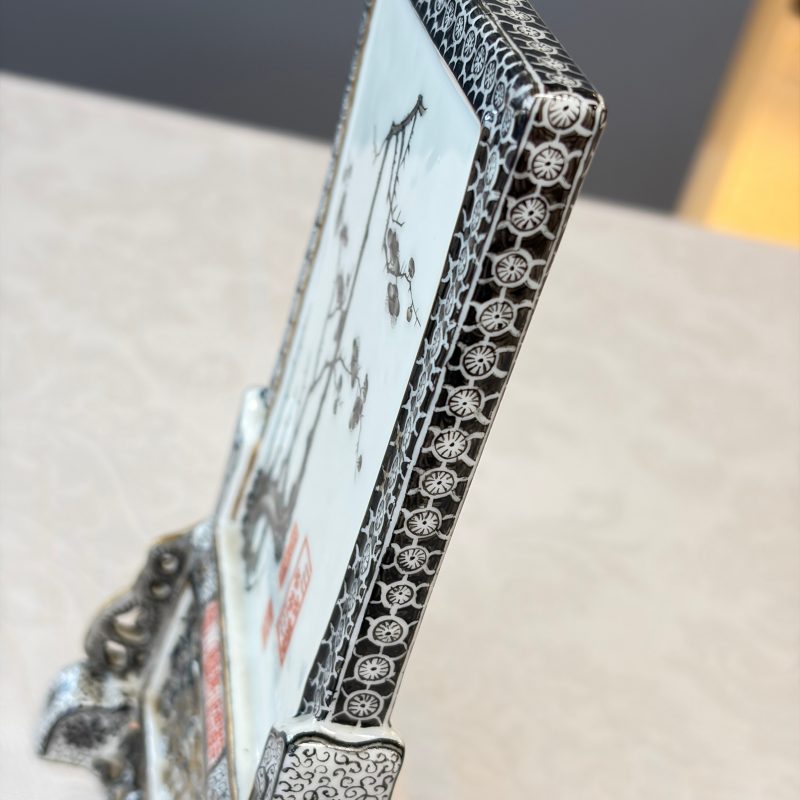 A fine Chinese gilt-grisaille and famille rose table screen - 图21