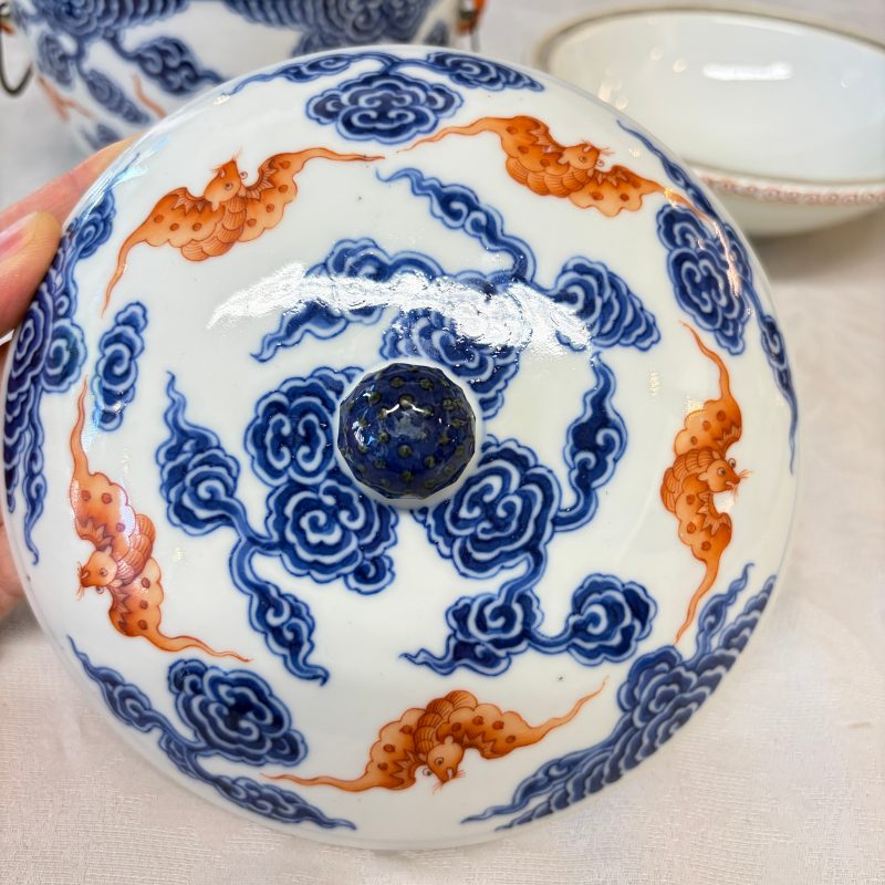 洪福齊天 | A pair of Chinese blue, white and iron-red 'Hong Fu Qi Tian 洪福齊天' warming bowls and covers - 图29