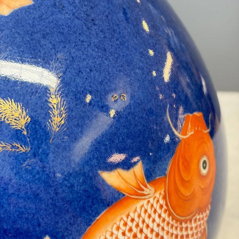 A Chinese gilt-heightened powder-blue-ground iron-red decorated 'Carps' vase - 图17