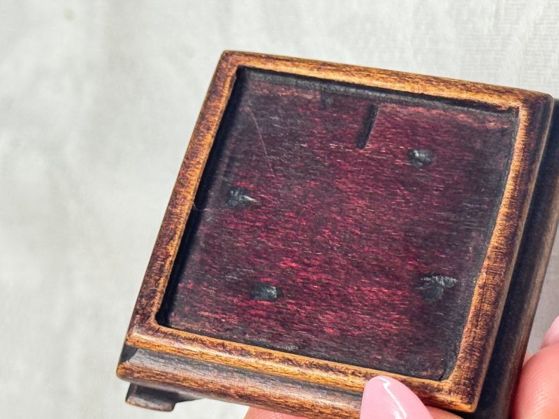 Three Chinese monochrome wares, one with a wooden stand - 图40