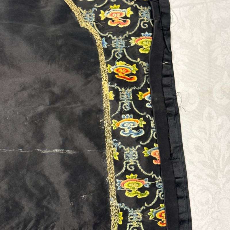 萬壽 | A Chinese yellow-ground silk and gold-thread embroidered 'Wan Shou 萬壽' panel - 图25