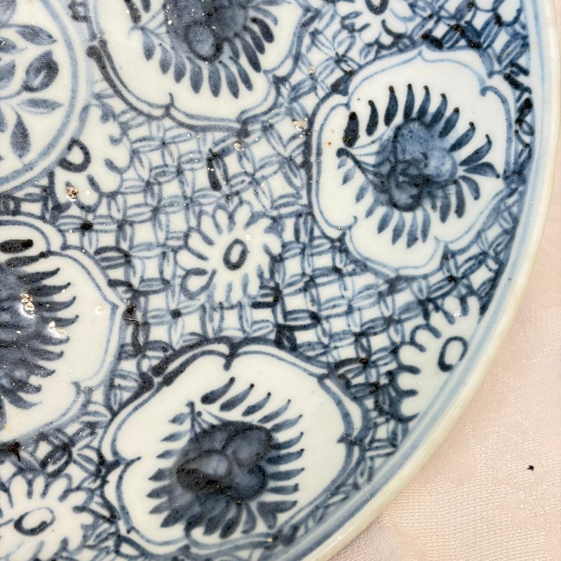 A Chinese blue and white dish with floral design - 图11