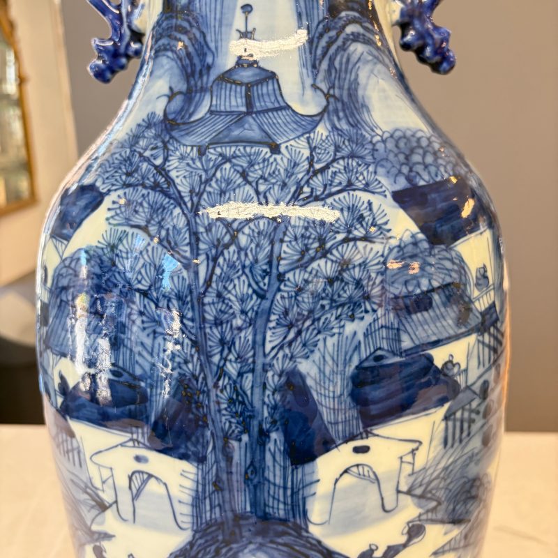 A Chinese blue and white 'Riverscape' vase and a famille rose 'Rooster' vase - 图10
