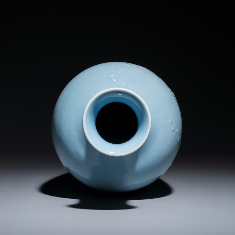 A Chinese claire-de-lune vase with floral relief design - 图6