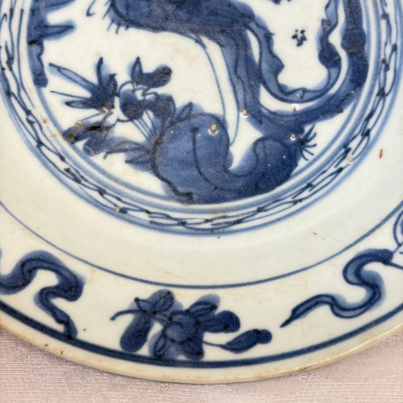 Two Chinese blue and white bowls, a plate, a celadon kendi and a vase - 图20