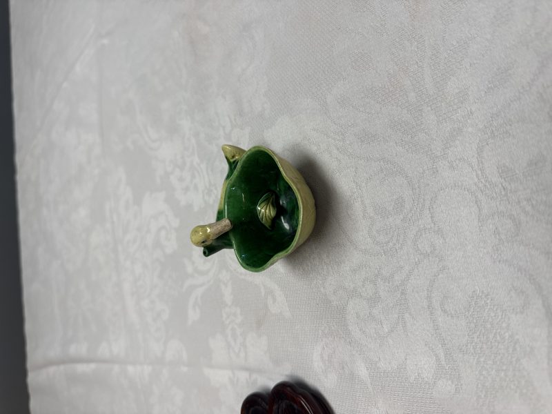 A pair of Chinese famille verte sancai biscuit duck-and-lotus-form water droppers on later wooden stands - 图14