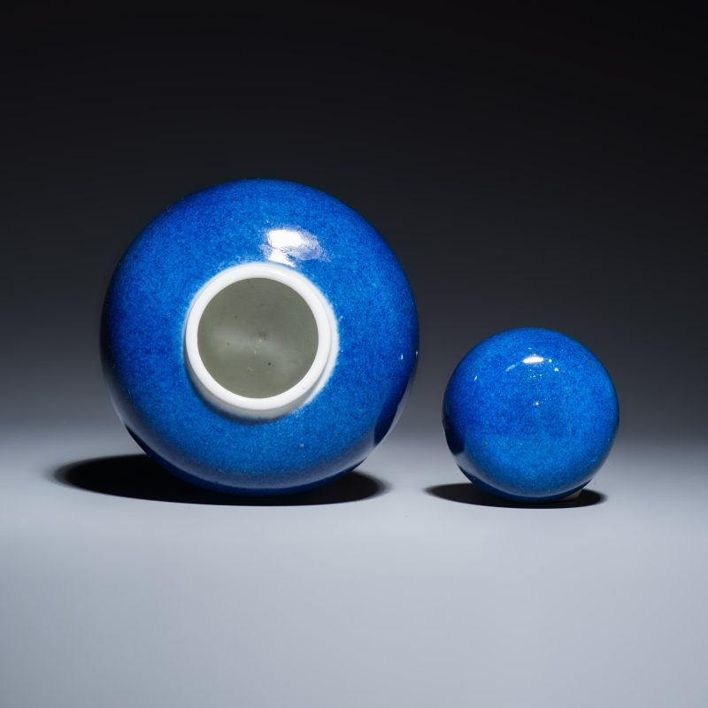 Three Chinese monochrome wares, one with a wooden stand - 图12