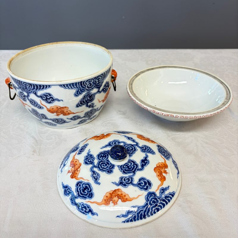 洪福齊天 | A pair of Chinese blue, white and iron-red 'Hong Fu Qi Tian 洪福齊天' warming bowls and covers - 图28