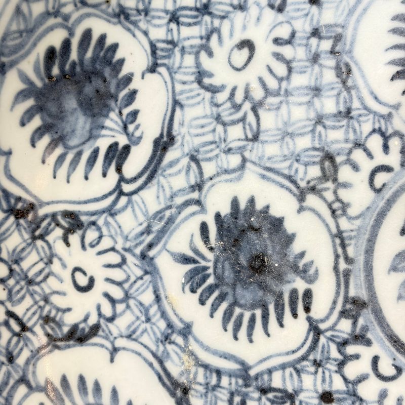 A Chinese blue and white dish with floral design - 图12