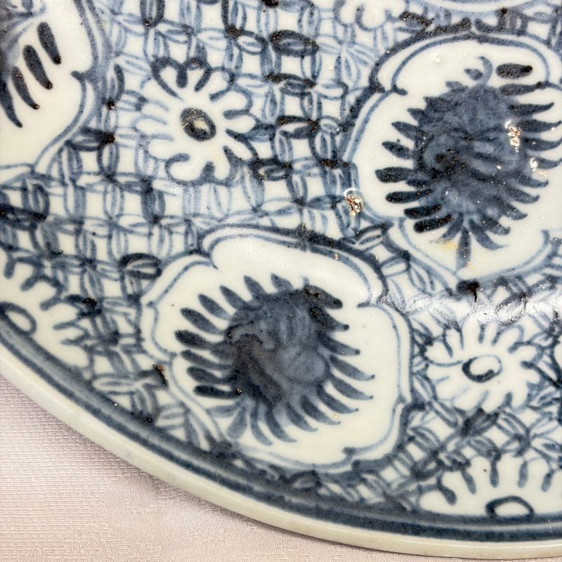 A Chinese blue and white dish with floral design - 图10