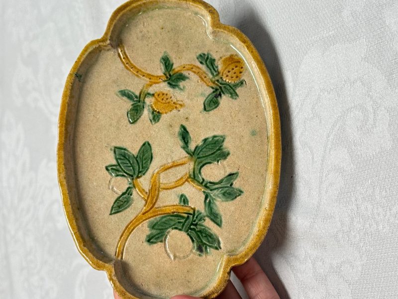 A pair of Chinese sancai-glazed stoneware quadrilobed trays with fruiting branches - 图11