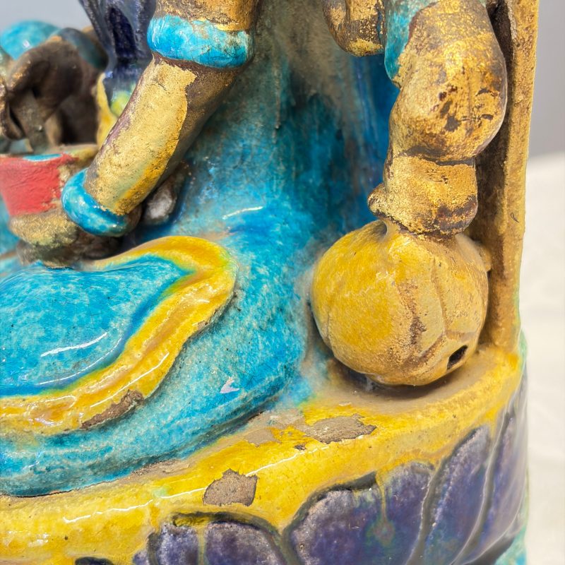A Chinese gilt-decorated Fahua-glazed stoneware 'Bodhisattva with Attendants' group - 图30