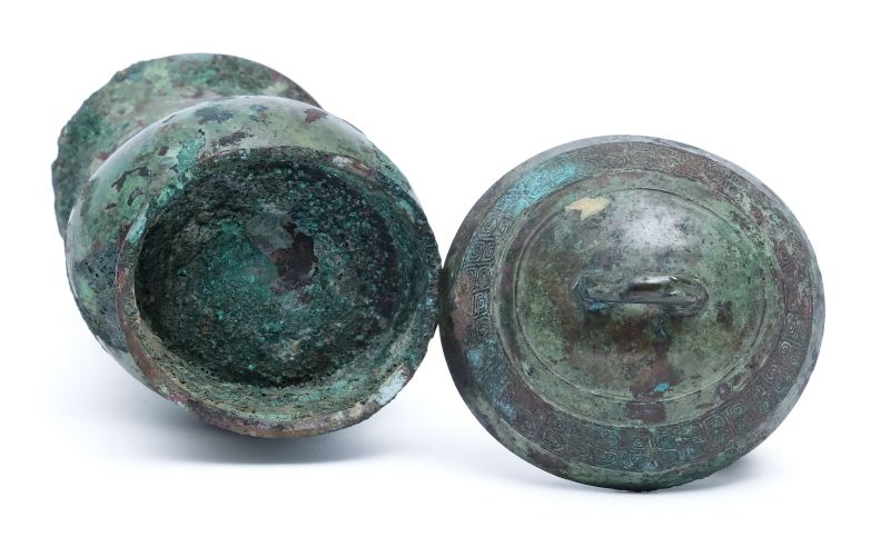 An archaic inscribed bronze lidded ritual wine vessel, Zhi - 图6
