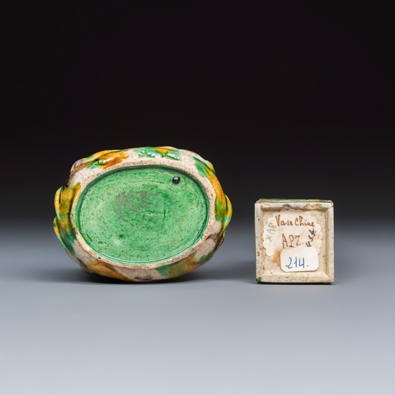 A Chinese famille verte sancai biscuit 'Crab' water pot and a 'Swastika' square bottle on a later wooden stand - 图7