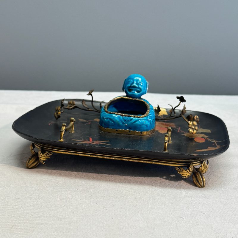 A French lacquered and gilt-bronze-mounted inkwell with a Chinese turquoise-glazed Buddha - 图8