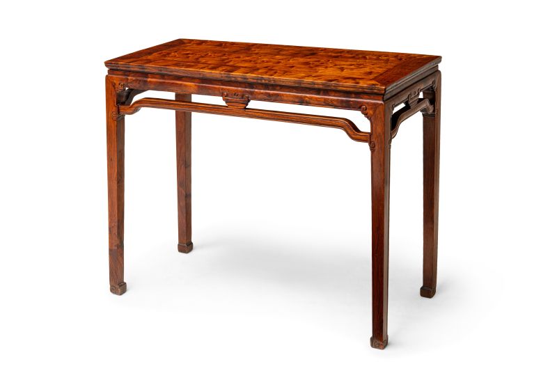A richly grained and figured huanghuali corner-leg table - 图1