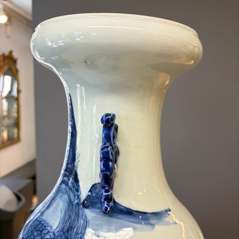 A Chinese blue and white 'Riverscape' vase and a famille rose 'Rooster' vase - 图12