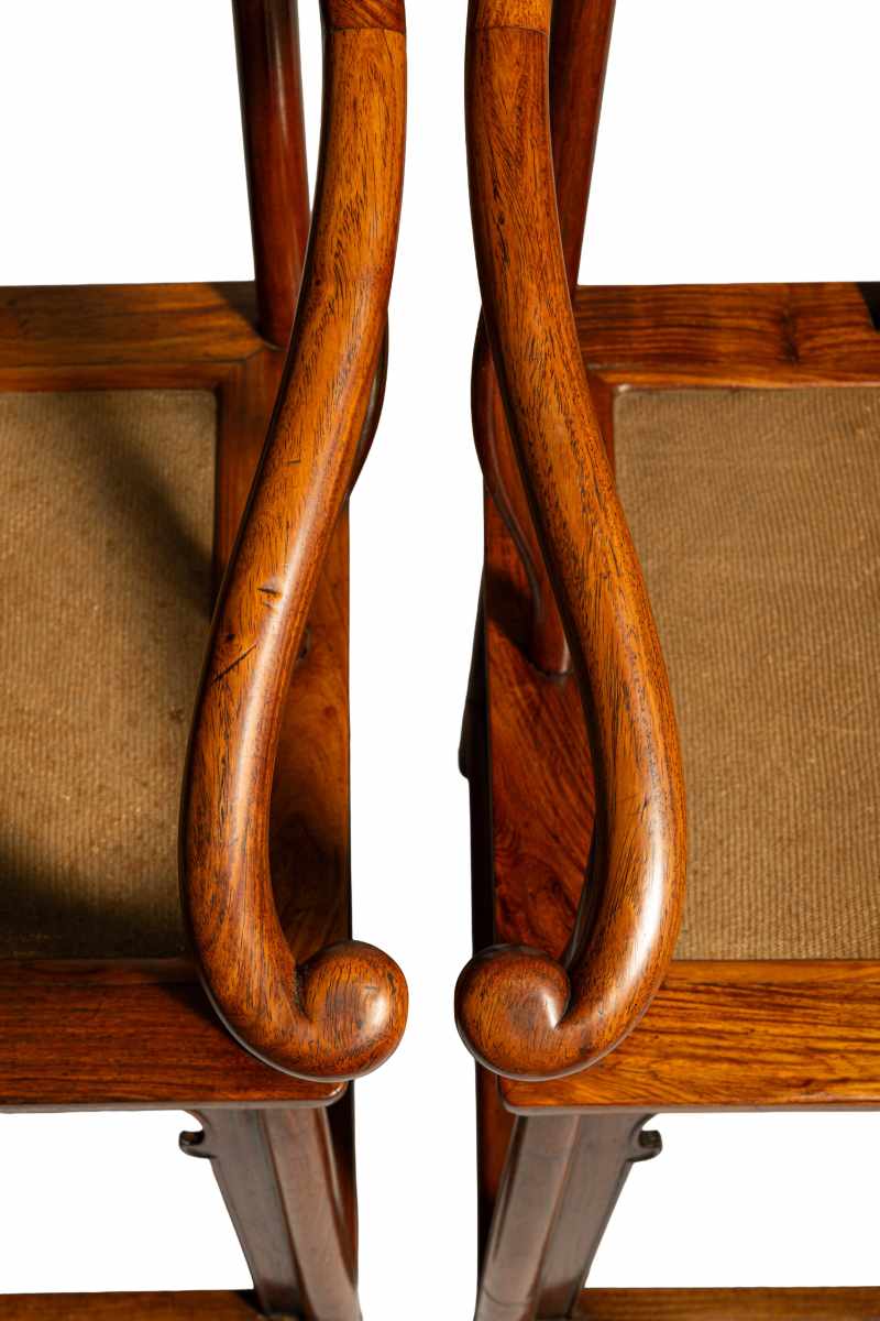 A pair of huanghuali horseshoe-back armchairs, Quanyi - 图16