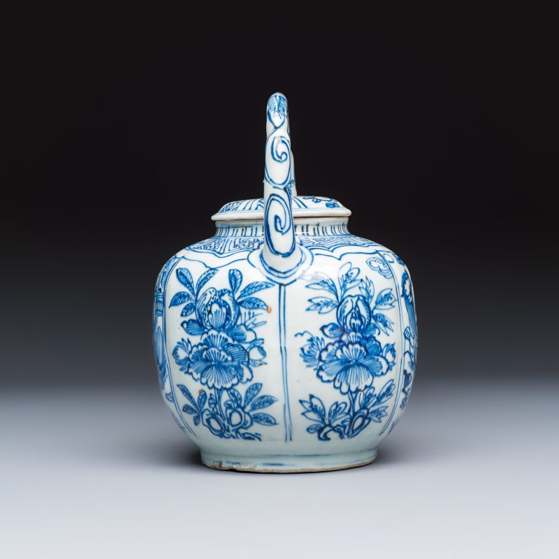 A Chinese blue and white 'Buddhist Lion' wine pot and cover - 图3