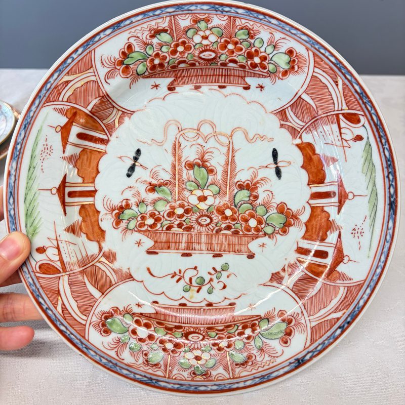 Two Chinese famille rose plates and a pair of Dutch-decorated plates - 图20