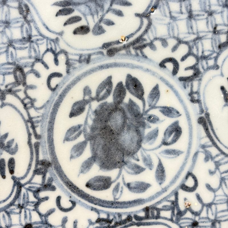 A Chinese blue and white dish with floral design - 图14
