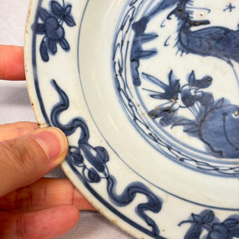 Two Chinese blue and white bowls, a plate, a celadon kendi and a vase - 图21
