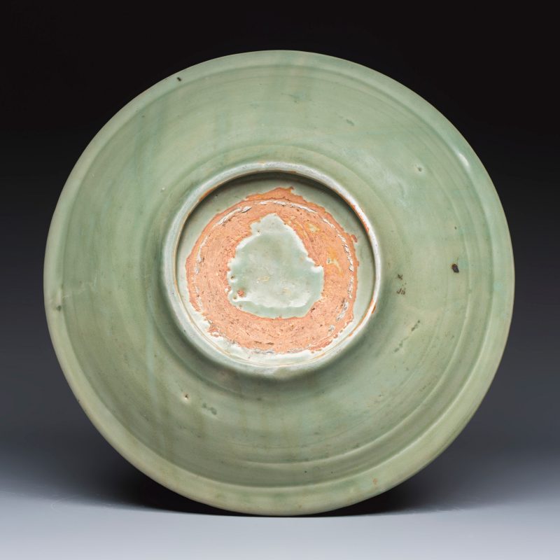 A Chinese Longquan celadon dish with incised floral design - 图2