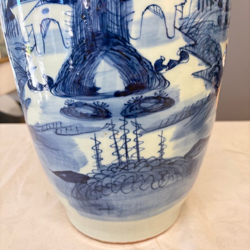 A Chinese blue and white 'Riverscape' vase and a famille rose 'Rooster' vase - 图11