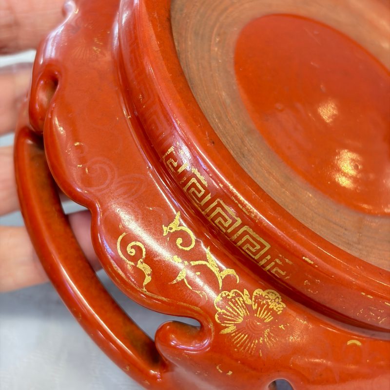 A Chinese gilt-decorated coral-red-glazed stand - 图14