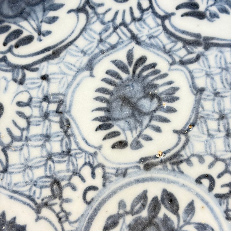 A Chinese blue and white dish with floral design - 图13