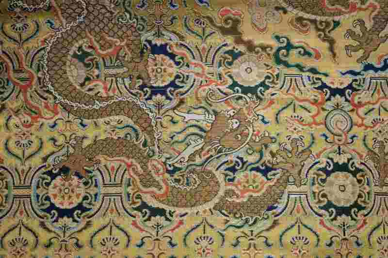 A pair of silk brocade ‘Dragon’ throne back cushion covers - 图8