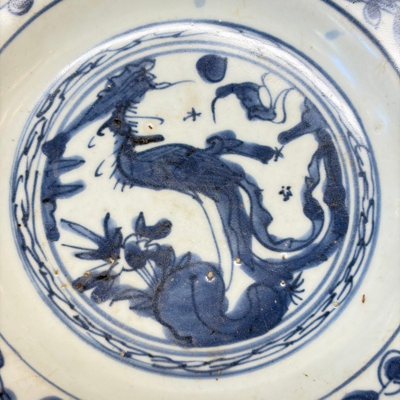 Two Chinese blue and white bowls, a plate, a celadon kendi and a vase - 图22
