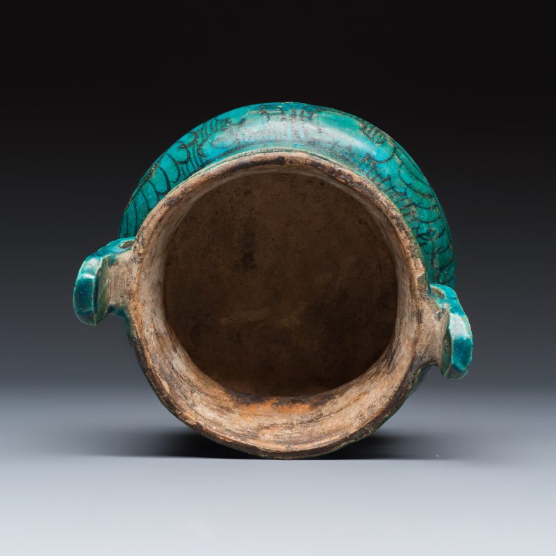 A Chinese peacock-blue-glazed tripod incense burner with wooden cover - 图7