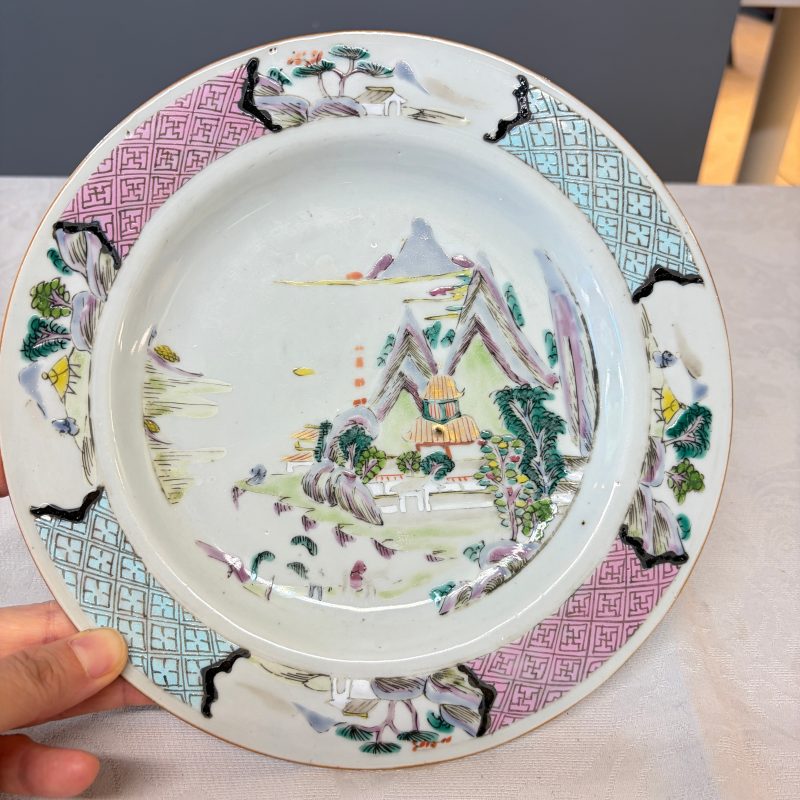A collection of 13 Chinese famille rose 'Landscape' plates and dishes - 图84