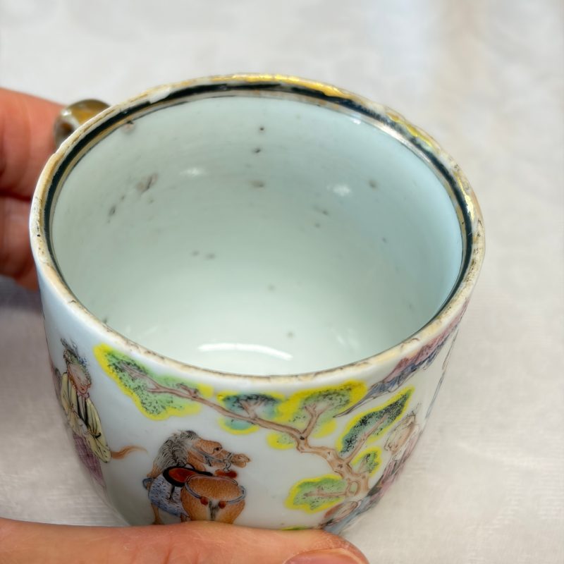 A fine Chinese famille rose cup and saucer with narrative design - 图26
