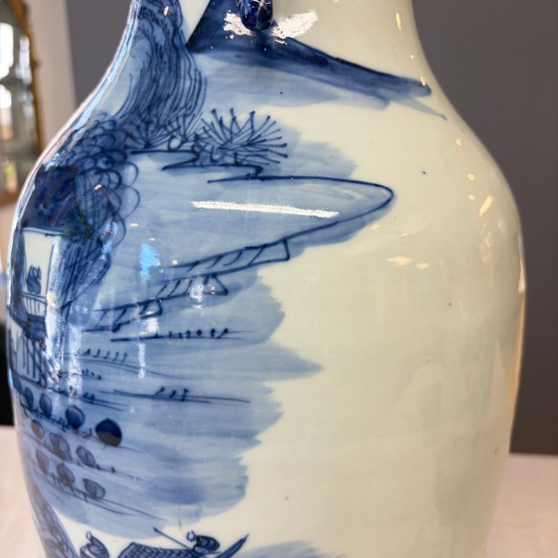 A Chinese blue and white 'Riverscape' vase and a famille rose 'Rooster' vase - 图13