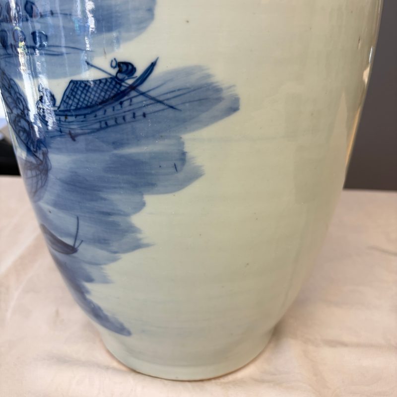A Chinese blue and white 'Riverscape' vase and a famille rose 'Rooster' vase - 图14