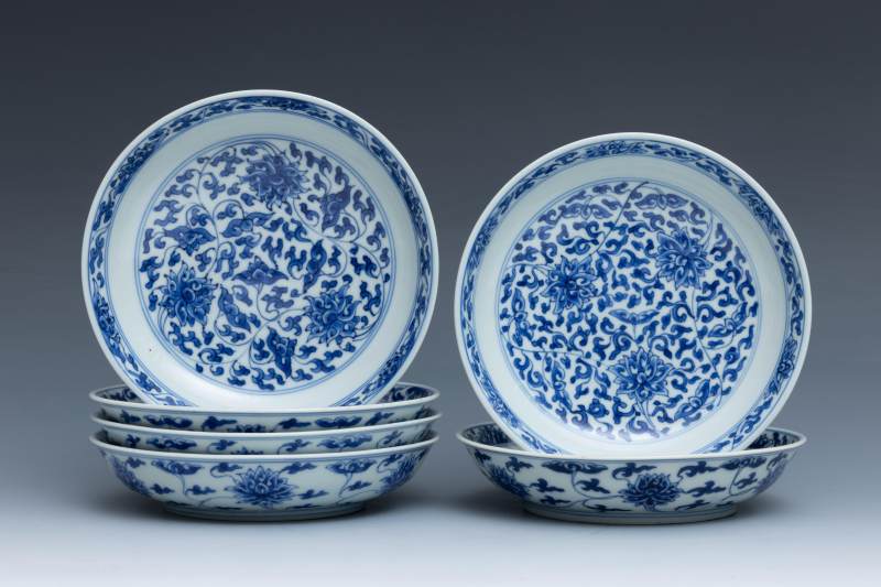 A set of six blue and white 'lotus' dishes, Kangxi mark and of the period (1662-1722) - 图2