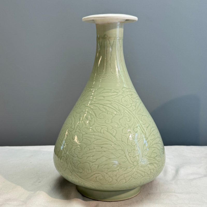 A Chinese celadon-glazed incised 'Yuhuchunping' vase with lotus scroll design - 图9