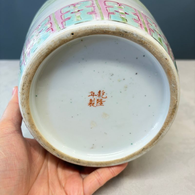 A Chinese famille rose 'Elegant ladies with playing boys' vase - 图25