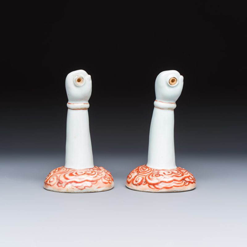 A pair of Chinese iron-red and gilt-decorated wall sconces in the shape of an arm - 图6