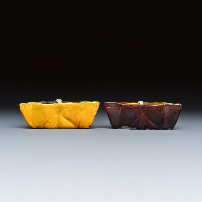 A pair of Chinese famille verte sancai biscuit 'Butterfly' water pots and a pair of shoes - 图6