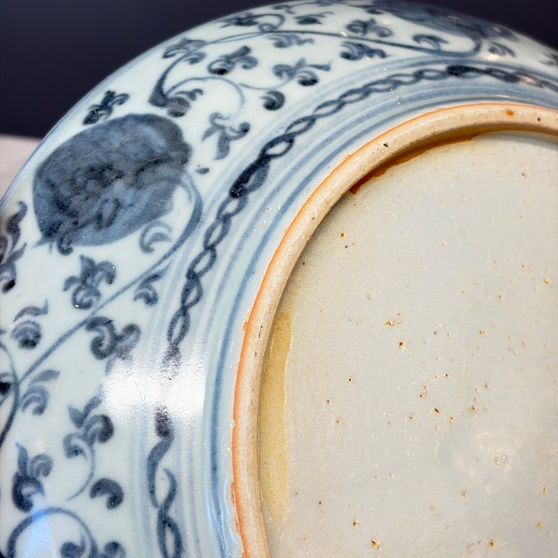 A Chinese blue and white dish with floral design - 图16