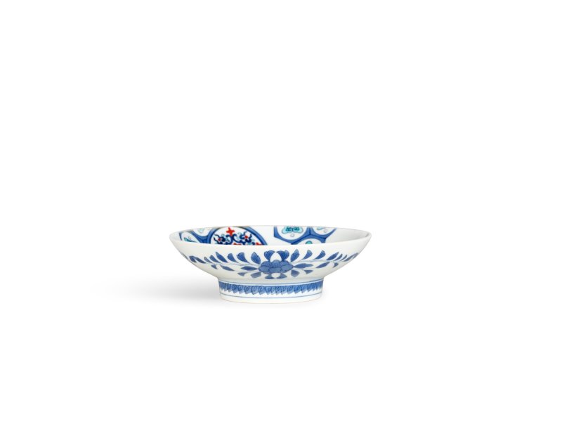 A porcelain dish, Nabeshima ware, Hizen, Edo period, late 17th – early 18th century | 色絵亀甲丸文皿　肥前　鍋島藩窯　江戸時代中期　17世紀後半～18世紀前半 - 图2