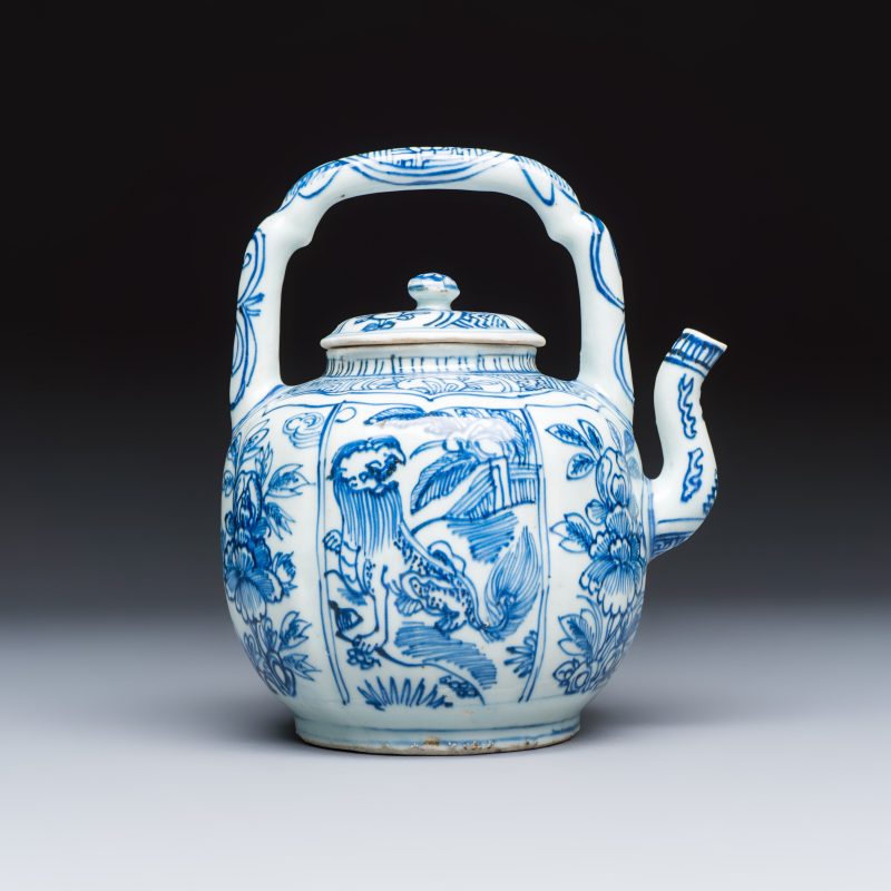 A Chinese blue and white 'Buddhist Lion' wine pot and cover - 图4